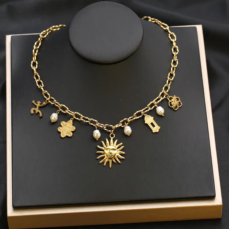 Collar colgante dorado con estrella de mar, concha y sol