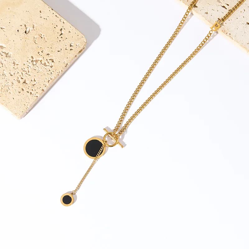 Collar largo con colgante redondo negro