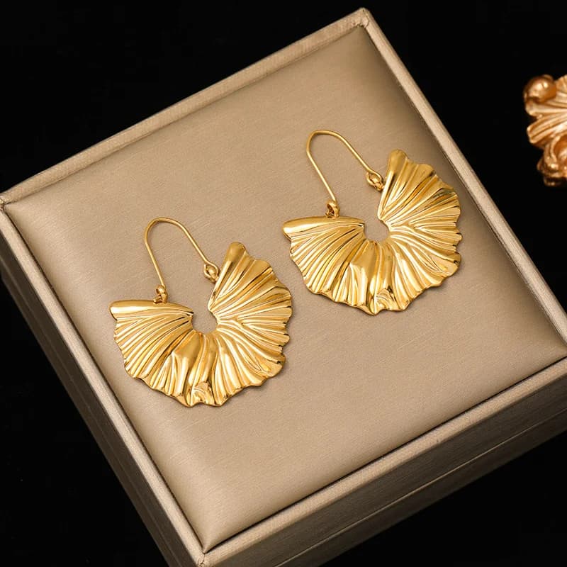 Pendientes colgantes de flor de ginkgo en color dorado
