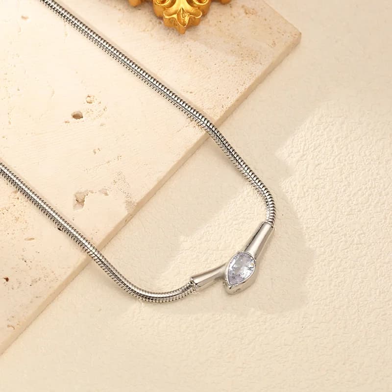 Collar de Serpiente con Circones, Color Plata