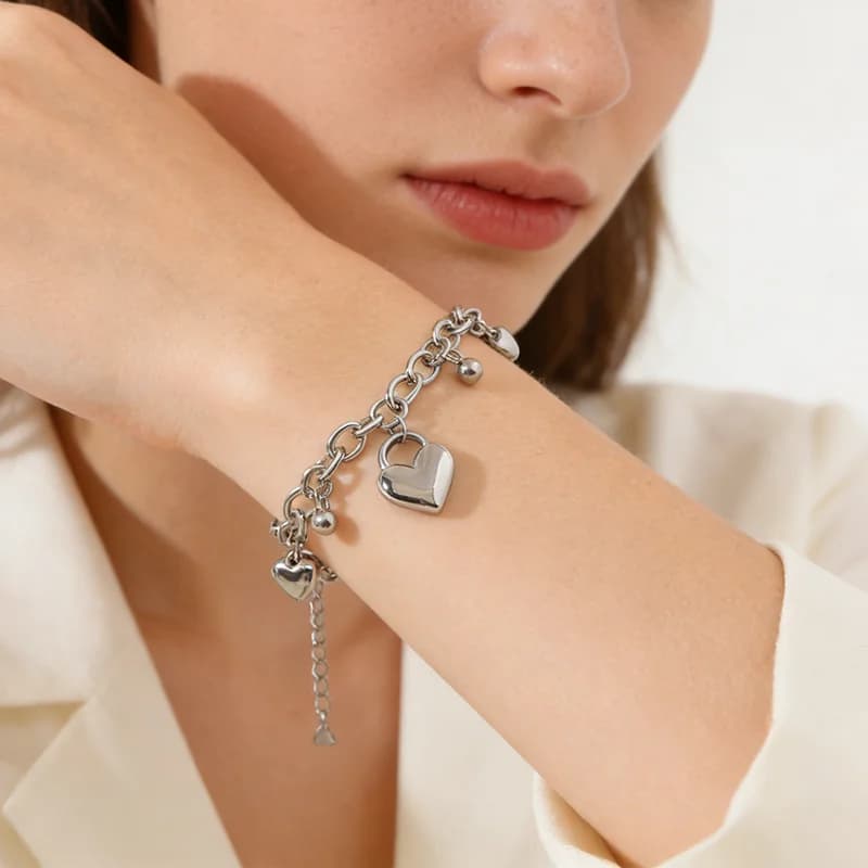 Brazalete con Dijs de Abalorios en Forma de Corazón, Color Plata