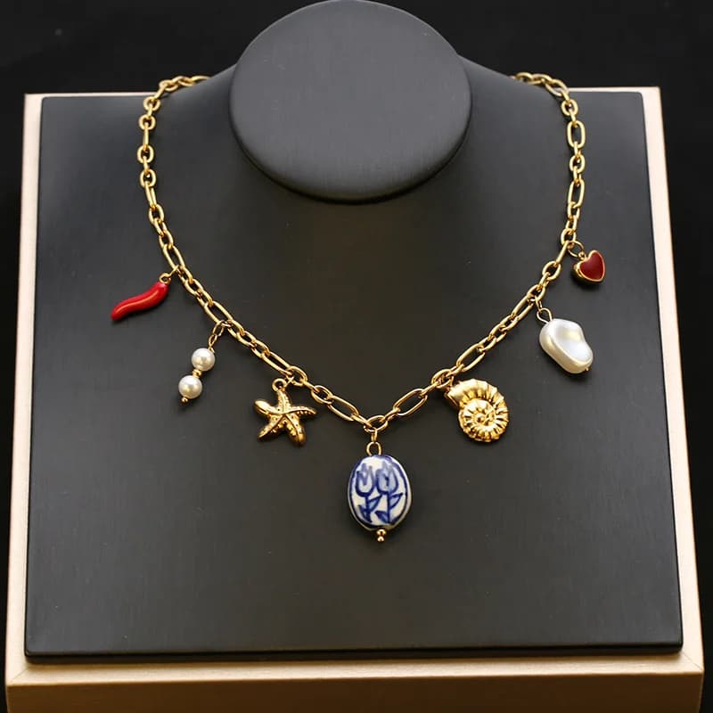 Collar colgante dorado con estrella de mar, concha y sol