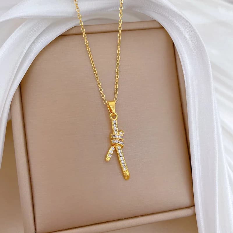 Collar con colgante de moño y circonia