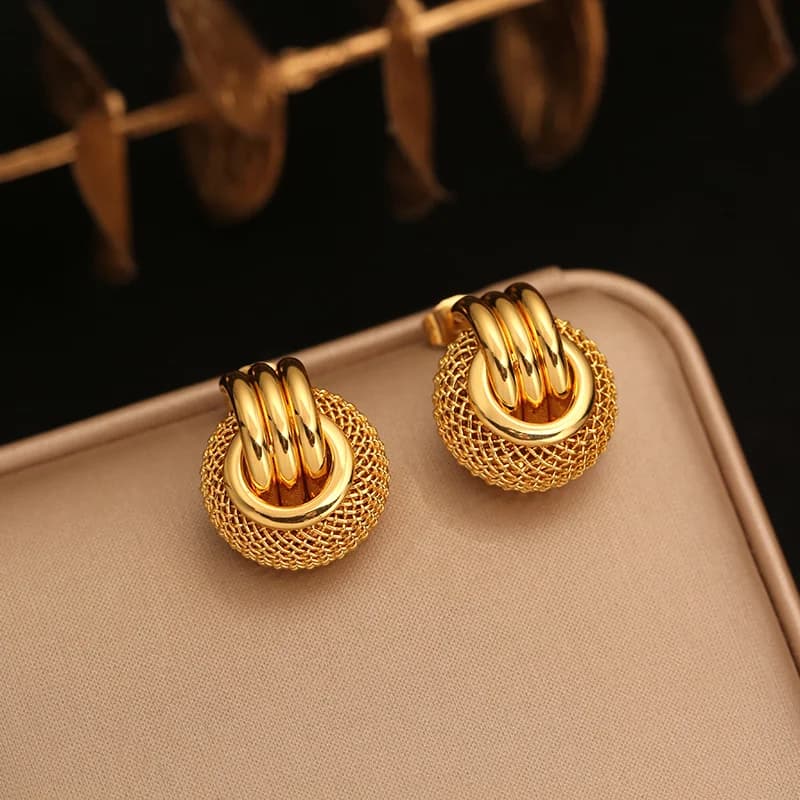 Pendientes pequeños de color dorado