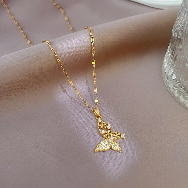 Collar de mariposa con circonitas en acero inoxidable 316L color oro