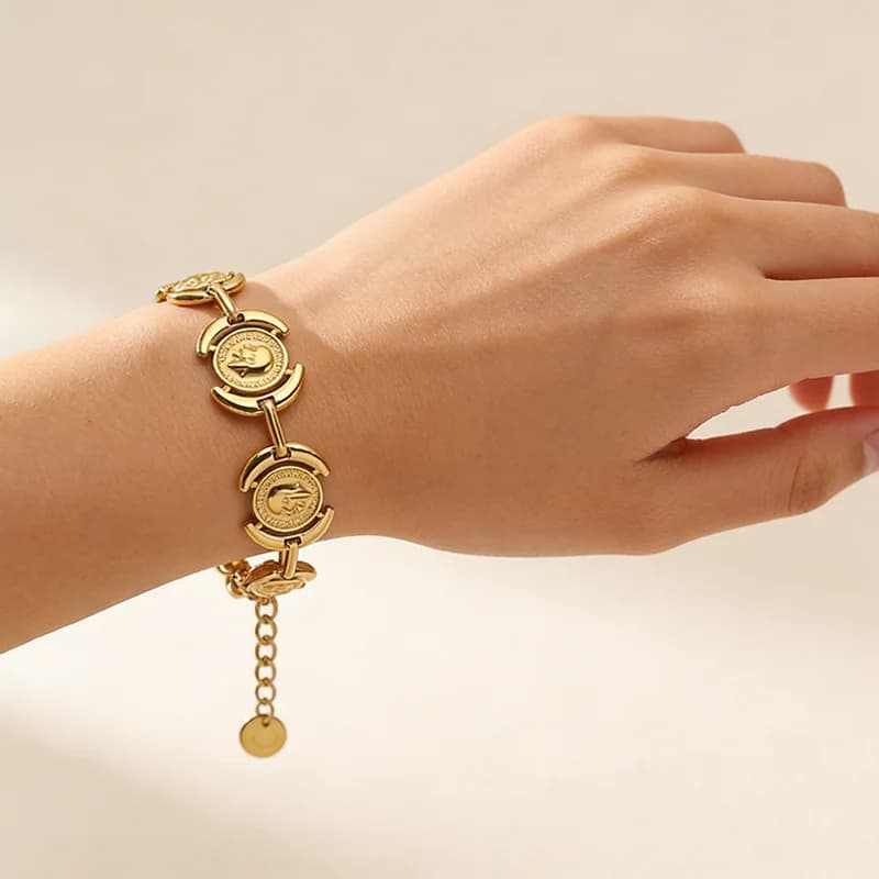 Brazalete de Oro con Retrato Redondo