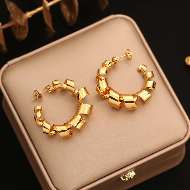 Pendientes pequeños de color dorado