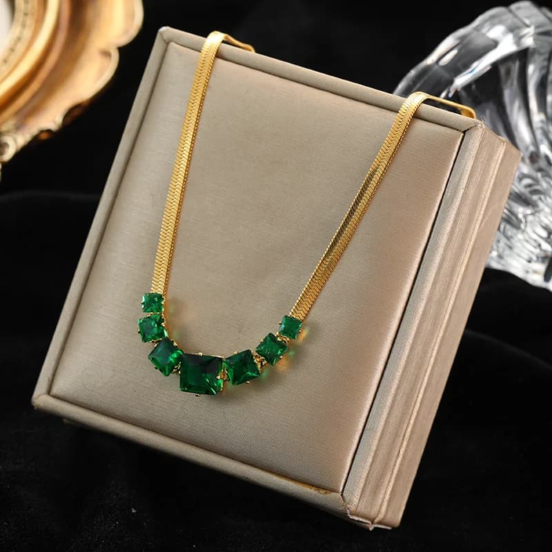 Collar gargantilla con circonias verdes en acero inoxidable 316L