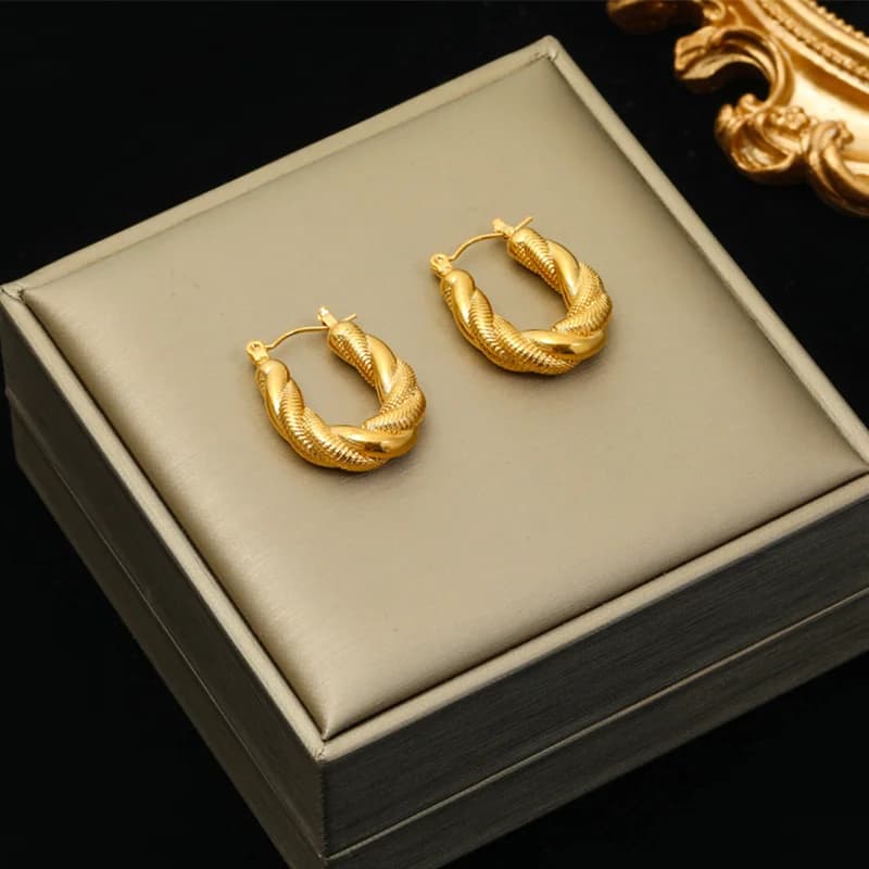Pendientes de aro con giro geométrico, color dorado