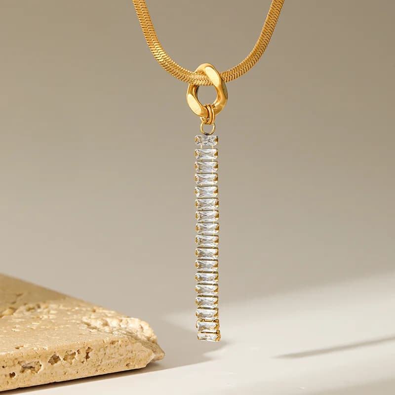Collar largo con colgante de circonia blanca