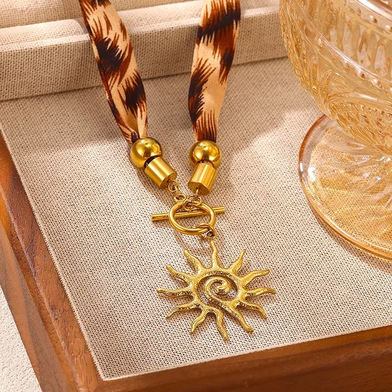 Collar de pañuelo con colgante vintage de sol