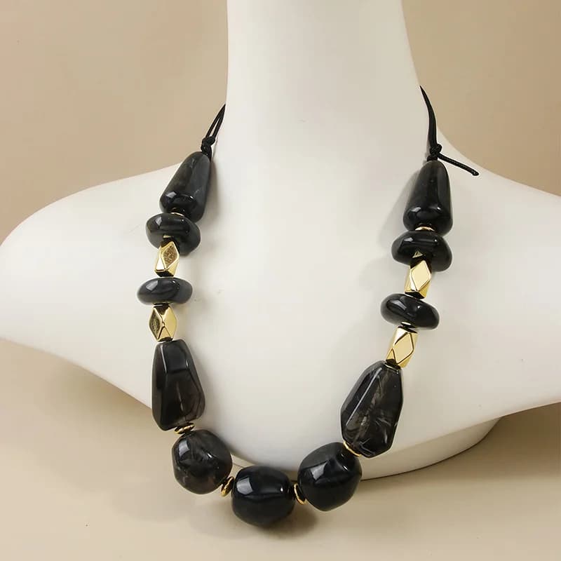 Collar bohemio de resina negra