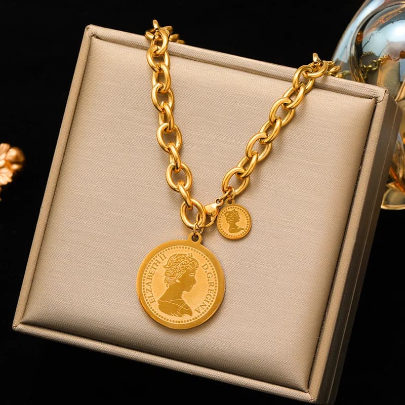 Collar con Colgante de Moneda con Retrato, Tono Plata