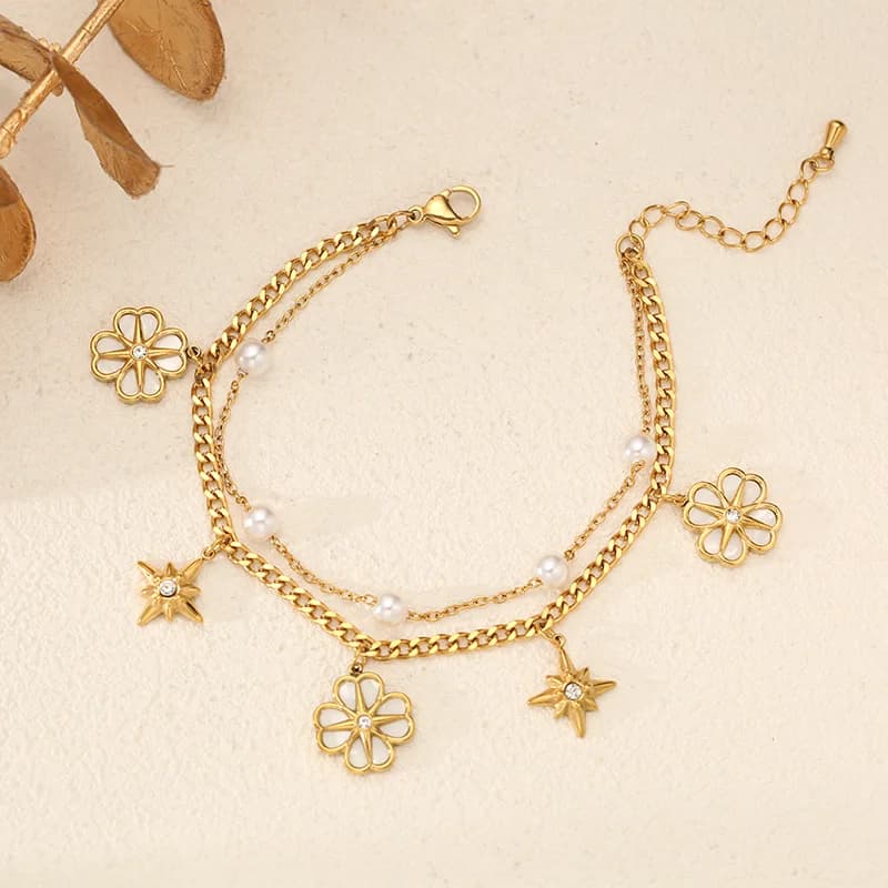 Pulsera con charms de flor y estrella con perlas
