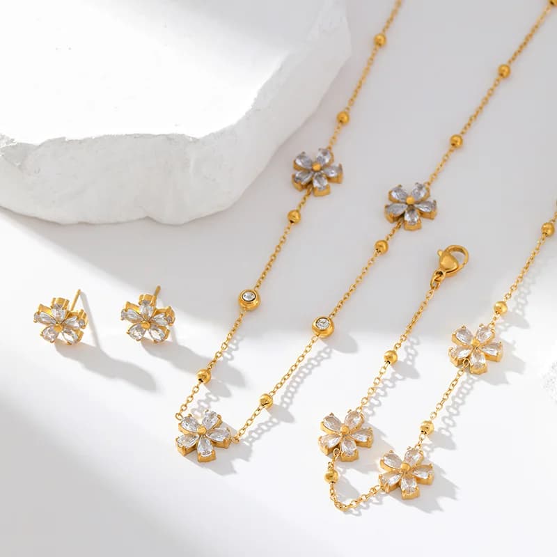 Conjunto de collar, pendientes y pulsera floral con circonitas