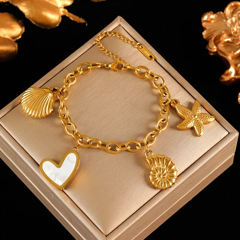 Brazalete de Oro con Retrato Redondo