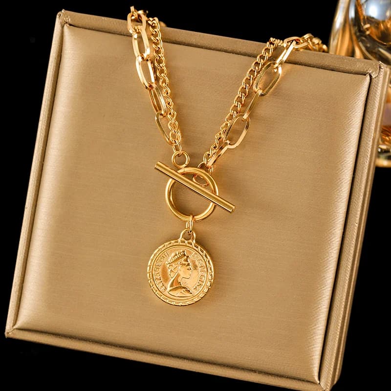 Collar con Colgante de Moneda con Retrato, Tono Plata