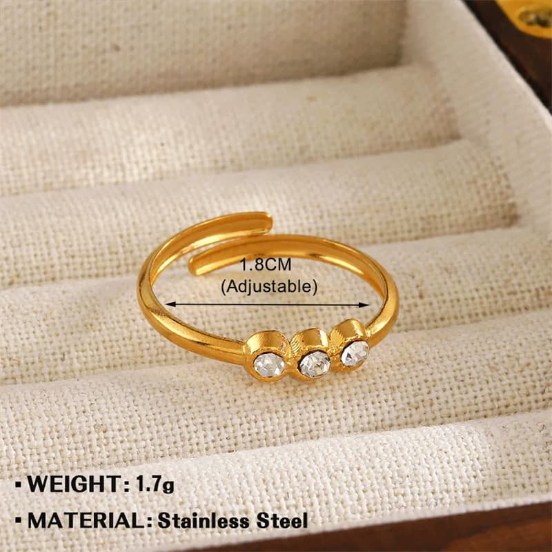 Anillo de declaración con dije de ojo y circonia, color dorado