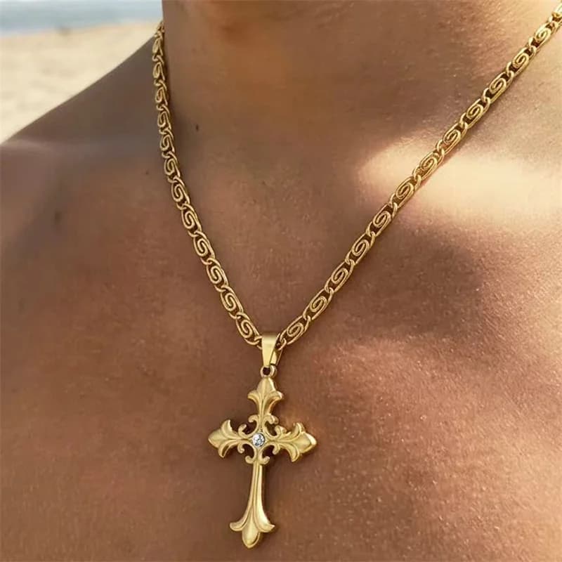Collar con Colgante de Cruz de Metal