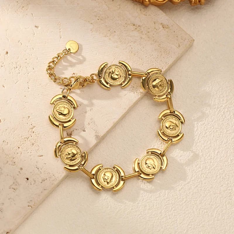 Brazalete de Oro con Retrato Redondo