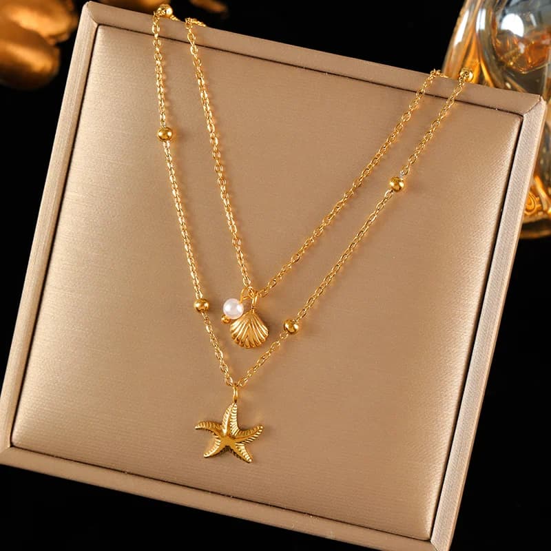 Collar de charms con estrella de mar, sol y nácar, dorado