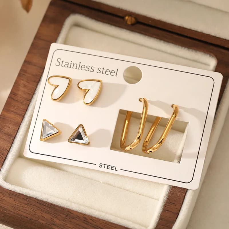 Set de 3 Pares de Pendientes Aro y Botón con Corazón Triangular