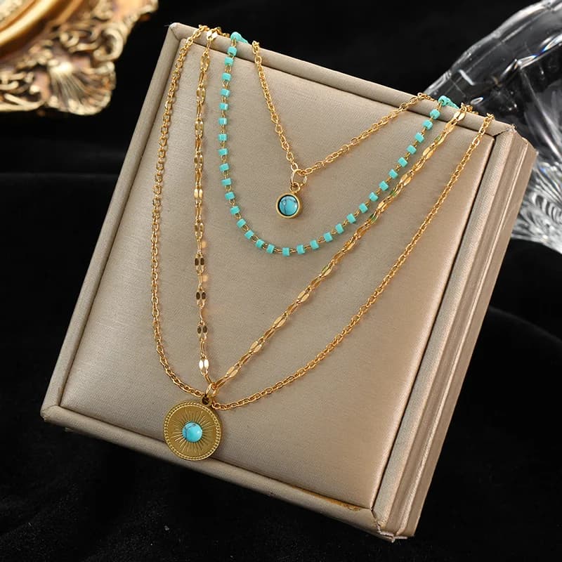 Collar gargantilla multicapa con colgante de piedra verde