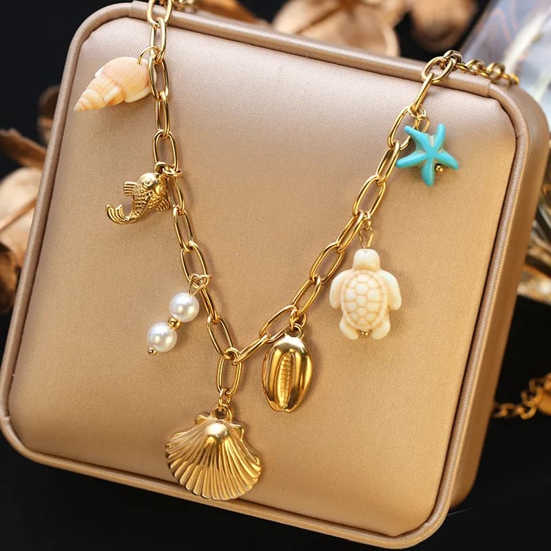 Collar con Colgante de Flor Dorado