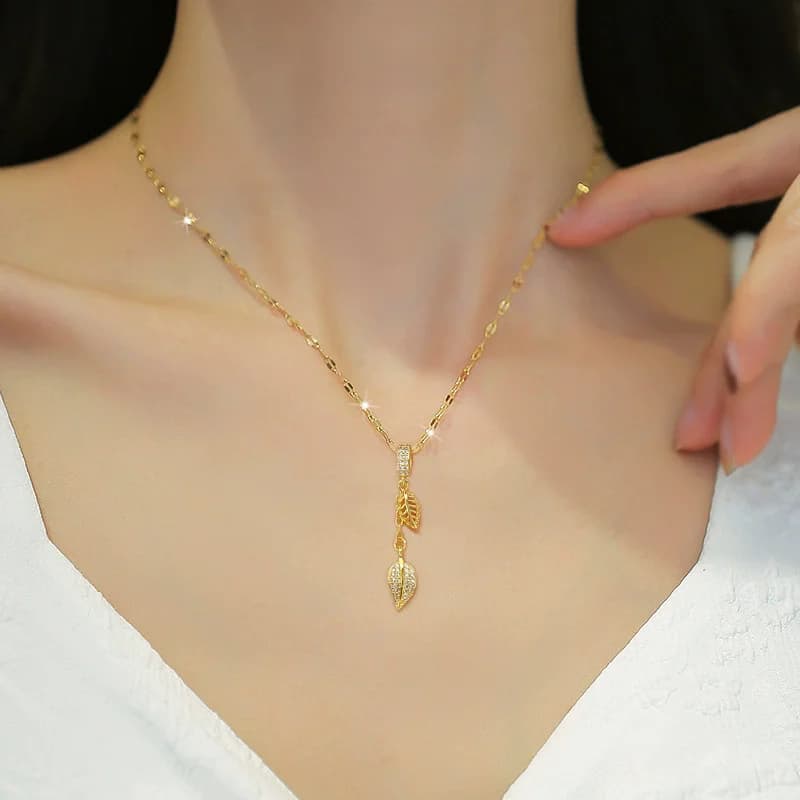 Collar con colgante de hoja y circones en acero inoxidable 316L
