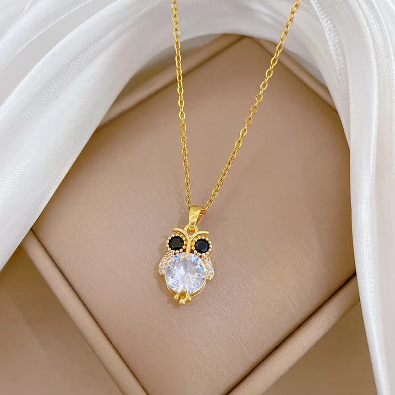 Collar con colgante de búho y circonias brillantes