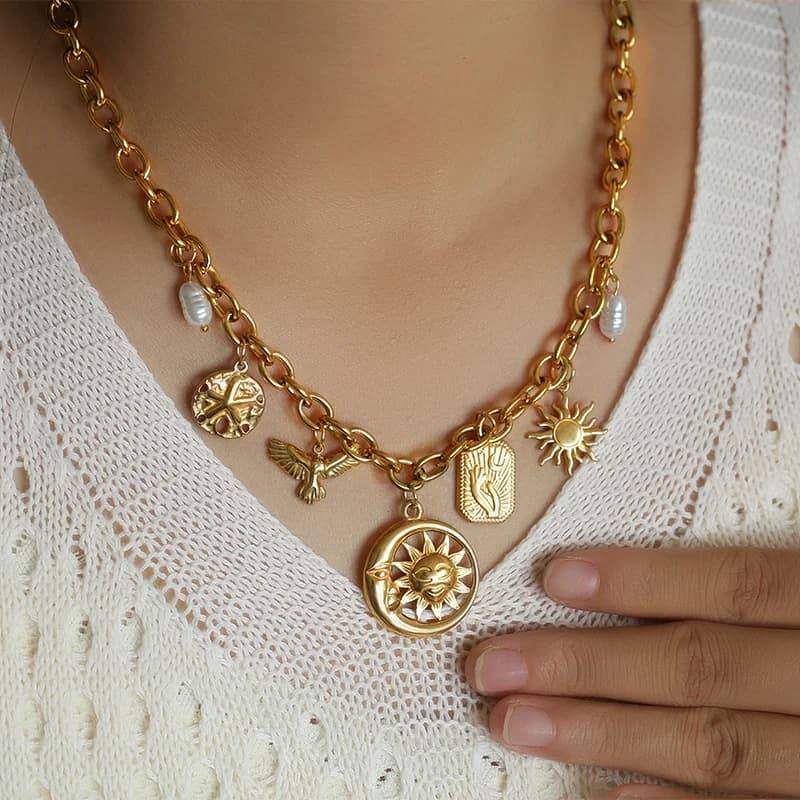 Collar colgante dorado con estrella de mar, concha y sol