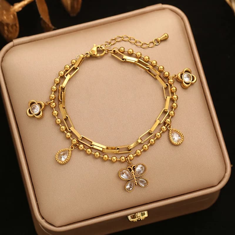 Pulsera con charms de flor y estrella con perlas