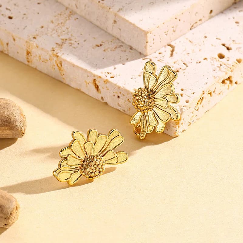 Pendientes de botón y gota con motivo floral dorado